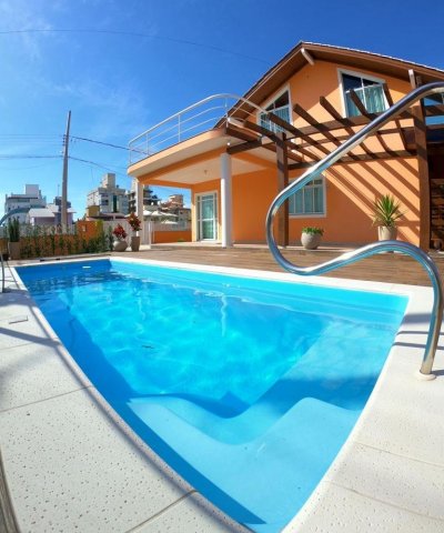 Casa com piscina na praia de Palmas 